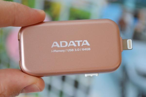 ADATA i-Memory FLASH Drive UE710 este un stick 2 în 1 ce vine și cu un conector Lightning pentru utilizarea alături de terminale iOS