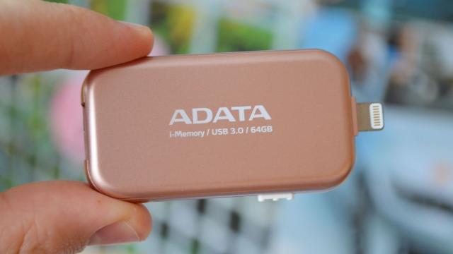 <b>ADATA i-Memory FLASH Drive UE710 este un stick 2 în 1 ce vine și cu un conector Lightning pentru utilizarea alături de terminale iOS</b>Vreme de aproximativ o săptămână am testat și stick-ul de memorie ADATA i-Memory FLASH Drive UE710 - gadget ce poate fi numit drept dispozitiv 2 în 1. Spunem asta pentru că produsul de față oferă atât un conector USB 3.0, dar și unul Lightning ce face 