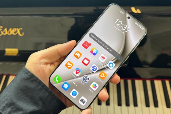 Huawei Pura 70 Pro: OS, UI, aplicaţii extra interactive, cu microG, AI, stickere noi