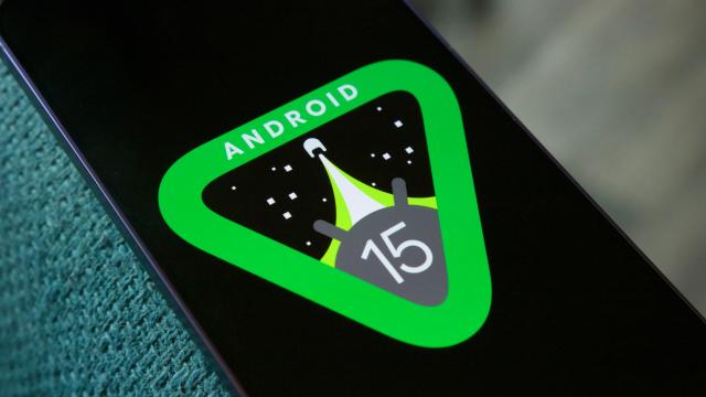 <b>Google ia idei de la iPhone pentru a tuna ecranul de blocare al Pixel-ului cu Android 15</b>Google pare să fie pe cale să aducă înapoi widgeturile pe ecranul de blocare în Android 15, având în vedere că testează funcții inspirate de iPhone pentru telefoanele sale Pixel. Această mișcare este un răspuns la cererea crescută pentru accesibilitate..