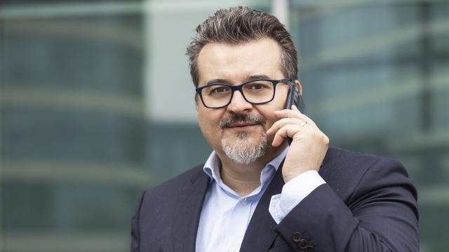 <b>Interviu cu Fabio Capocchi (Motorola General Manager EMEA), la debutul lui Motorola Edge 50 Pro; Despre AI, alegeri și extinderea ecosistemului</b>În cadrul deplasării exotice din Marrakesh, Maroc cu ocazia lansării seriei de smartphone-uri Motorola Edge 50, am avut ocazia să petrec câteva minute în compania lui, Fabio Capocchi, Motorola General Manager EMEA. Nu este prima 