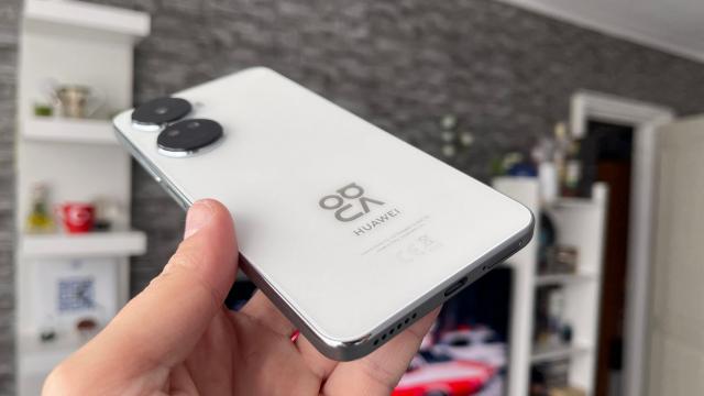 <b>HUAWEI nova 12 SE: Design modern și arătos, telefon ideal pentru tineri</b>HUAWEI nova 12 SE este un telefon adresat tinerilor, cu un design modern și arătos, astfel că te bucuri de flexibilitatea unui terminal ușor de manevrat și subțire. Are doar 7.4 mm grosime și doar 186 de grame, iar la aceste cifre ajută 