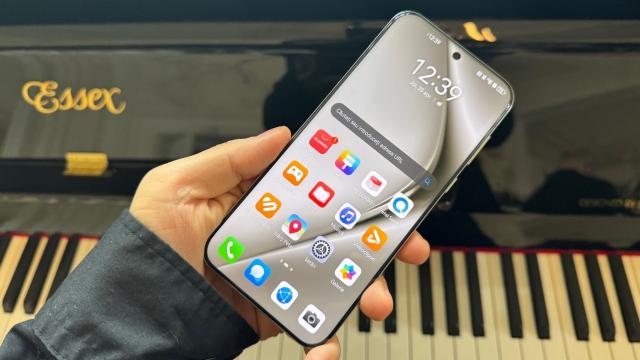 <b>Huawei Pura 70 Pro: OS, UI, aplicaţii extra interactive, cu microG, AI, stickere noi</b>Huawei Pura 70 Pro rulează un EMUI 14.2, bazat pe Android, probabil Android 13, din ce am înţeles. Nu pare foarte diferit de EMUI-ul pe care îl ştiam până acum, doar că primeşte vreo 4 noutăţi: interactivitate, AI, suport 