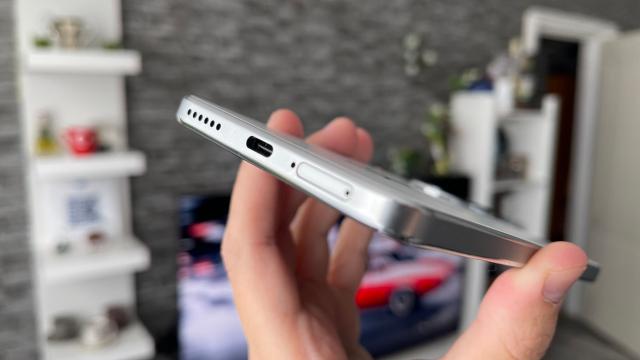 <b>HUAWEI nova 12 SE: Avem un singur difuzor, bun pentru consum multimedia</b>A trecut destul de mult timp de când nu am mai văzut un telefon cu un singur difuzor la bord, asta pentru că majoritatea companiilor aleg o abordare hibridă cu difuzor jos + earpiece ce ia rol de difuzor audio la redarea de muzică