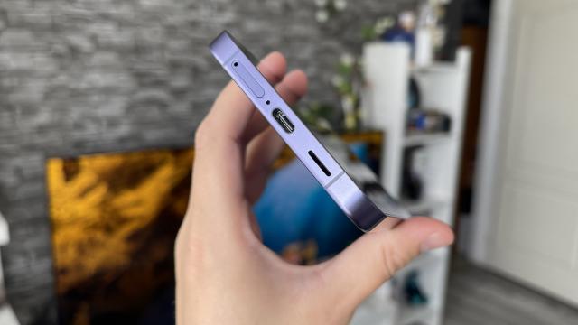 <b>Samsung Galaxy S24+: Conectivitate cu UWB, Wi-Fi 7, viteze bune</b>La conectivitate, pe Samsung Galaxy S24+ avem de-a face cu un port USB-C 3.2 jos, cu 5G şi Wi-Fi 7. Există şi suport Wi-Fi 6e până ce o să găsim suficiente routere Wi-Fi 7 pe piaţă. Plus Bluetooth 5.3, iar pentru poziţionare globală exista suport GPS