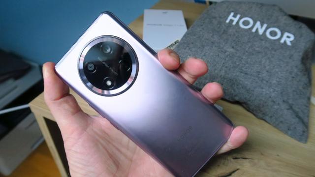 <b>HONOR Magic7 Lite: Hardware cu acelaşi CPU, o cameră în minus, upgrade de baterie totuşi</b>HONOR Magic7 Lite păstrează acelaşi procesor ca şi predecesorul său, HONOR Magic 6 Lite. E vorba despre un Qualcomm Snapdragon 6 Gen 1 şi ai fi tentat să zici că are şi aceeaşi cameră principală. Povestea nu e totuşi chiar aşa, după cum veţi descoperi
