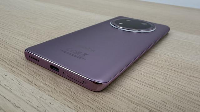 <b>HONOR Magic7 Lite: Acustică stereo în sfârşit, după ce am cerut asta multor Magic Lite-uri</b>Telefonul acesta midrange se bucură de o acustică stereo, ceva ce lipsise pe predecesorul său, care avea doar un singur speaker, jos. Aici primim clasicul combo, de difuzor jos, plus earpiece-ul pentru convorbiri
