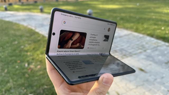 <b>HONOR Magic V4 trece la o baterie uriașă pentru un pliabil, aflăm și detalii despre Magic V Flip 2</b>Ca de obicei, atunci când o companie lansează un produs, oficialii săi discută cu jurnaliști și lasă să scape informații despre viitoarele generații de produse. De această dată, este vorba despre lansarea seriei HONOR Magic 7 în Europa, care vine la pache