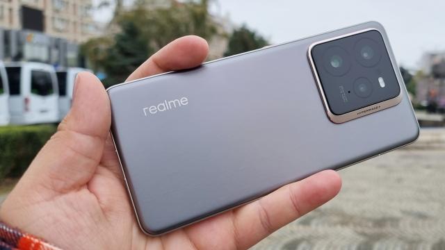 <b>realme GT 7 5G apare în baza de date TENAA, cu specificații similare cu ale variantei Pro; Ce ne rezervă?</b>realme GT 7 Pro e unul dintre primele flagship-uri lansate în Europa cu procesor Snapdragon 8 Elite, la finalul anului trecut. Ei bine, pare că acum urmează să sosească și varianta de bază din lineup, sub forma modelului realme GT 7 5G