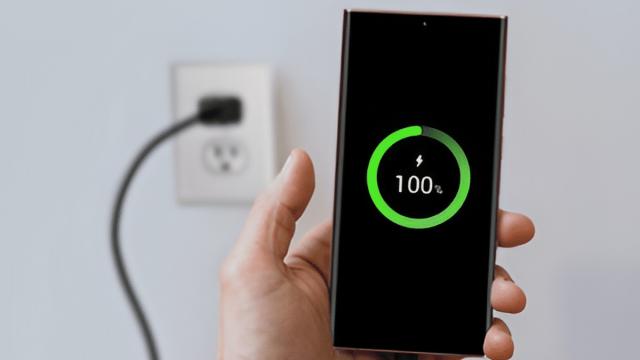 <b>Samsung ar aduce încărcare rapidă la 65W odată cu seria Galaxy S26, pentru a completa bateriile de capacitate ridicată</b>Pe web circulă un zvon conform căruia Samsung va aduce baterii de capacitate ridicată pe flagship-urile Galaxy S26, anul viitor. Ele ar folosi tehnologie Siliciu-Carbon, astfel că ar avea o densitate energetică mai mare, deși volumul nu ar crește