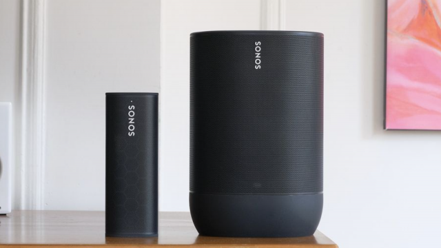 <b>Cine cumpără Sonos? Apple iese din schemă; Amazon şi Spotify favorite</b>Sonos nu e într-o perioadă prea bună, între demisia CEO-ului său şi problemele cu nouă aplicaţie. Asta a atras rechinii, care miros sânge în apă şi ştiu că e momentul pentru o achiziţie la preţ bun. Iniţial s-a zvonit că Apple ar vrea să 