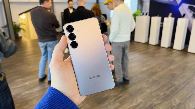 <b>Samsung Galaxy S25 Video Hands-on: Micuțul smartphone fără sacrificii de performanță, cu Snapdragon 8 Elite și 12 GB RAM de bază</b>Cu o zi înainte de lansarea seriei Galaxy S25 am avut ocazia să petrec o oră în compania noilor modele, iar primul pe care l-am ochit a fost chiar modelul de bază, adică Samsung Galaxy S25. Este telefonul ideal pentru cei care vor 