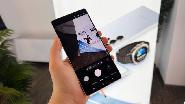 <b>Tot ce e nou de fapt la camera lui Samsung Galaxy S25 Ultra: Best Face, captura video LOG, 10 bit HDR, Expert RAW mai bun</b>Ieri seară, când Samsung şi-a ţinut evenimentul Unpacked menit să dezvăluie seria Galaxy S25, unii şi-ar fi dorit să afle mai multe detalii despre camera lui Galaxy S25 Ultra. Mai ales că e singurul telefon dintre cele 3 cu schimbare de senzor (ultrawide)