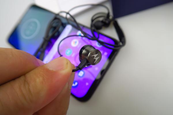 Motorola One Zoom: Acustică mono, pe speaker multifuncțional (apeluri şi muzică)