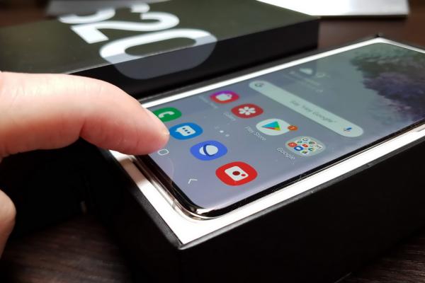 Samsung Galaxy S20: OS, UI, aplicaţii cu One UI 2.1, Dark Mode, Quick Share