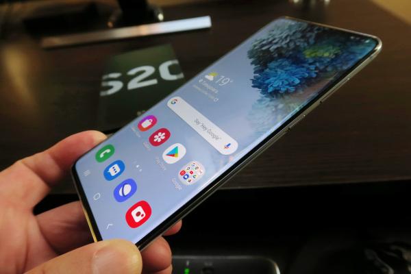 Samsung Galaxy S20+ Unboxing: telefon pentru cei care ştiu ce vor, pe o nuanţă "Baby Blue"