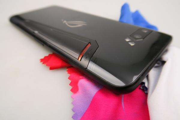ASUS ROG Phone II: Design stilizat, cu irizaţii, materiale premium, dar masiv