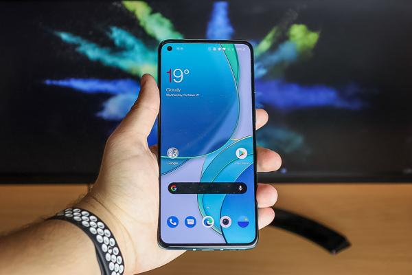 OnePlus 8T: Display foarte luminos, unul care oferă satisfacție la gaming, Netflix