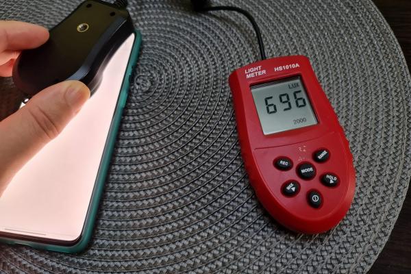 Luminozitate display OnePlus 8T și ecranul văzut la microscop