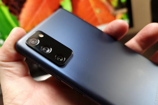 Samsung Galaxy S20 FE 5G are cea mai bună cameră în categoria sa de preţ; Iată şi alte aspecte unde întrece flagship-urile, după o lună de teste
