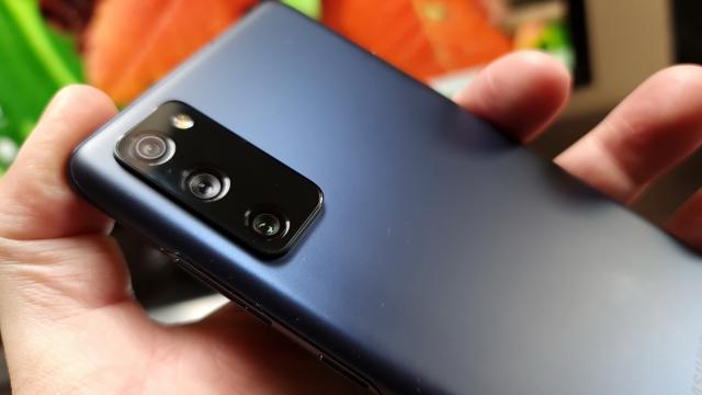 <b>Samsung Galaxy S20 FE 5G are cea mai bună cameră în categoria sa de preţ; Iată şi alte aspecte unde întrece flagship-urile, după o lună de teste</b>Ne apropiem de finalul de an 2020 şi începem să ne formăm o imagine mentală a câştigătorilor anului 2020 la capitolul "telefoane de top". Primii suspecţi sunt flagship-urile, dar 2020 ne-a adus 
