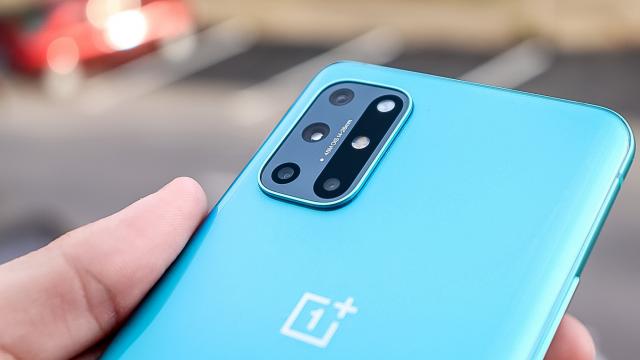 <b>OnePlus 8T evaluat de Mobilissimo; Review detaliat în limba română</b>OnePlus a ales o rută interesantă în acest an şi o strategie ce implică un flagship Pro la început de an, un telefon high midrange OnePlus Nord şi apoi două telefoane de buget apărute recent. "Flagship-ul de toamnă" e singur în acest an, doar OnePlus 8T..