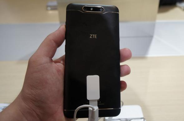 ZTE Blade V8 - Fotografii oficiale: ZTE-Blade-V8_002.jpg