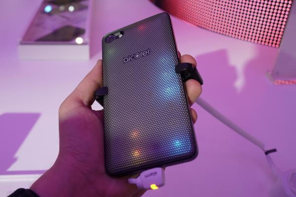 MWC 2017: Alcatel A5 LED hands-on - telefonul disco are un spate "de petrecere" (Video)