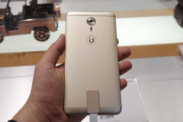 MWC 2017: Gionee A1 hands-on - selfie phone din aluminiu, cu încărcare rapidă (Video)