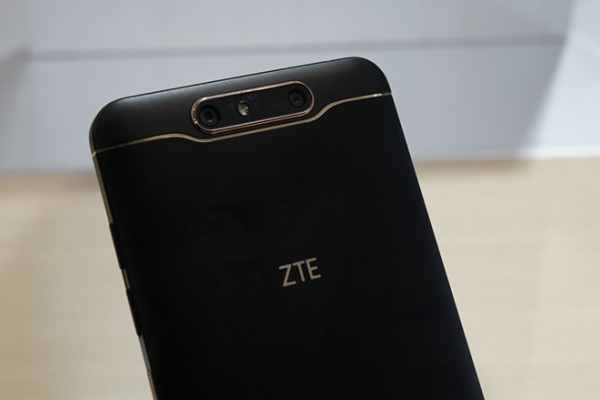 MWC 2017: ZTE Blade V8 hands on - terminal slim cu cameră duală și UI custom de la ZTE (Video)
