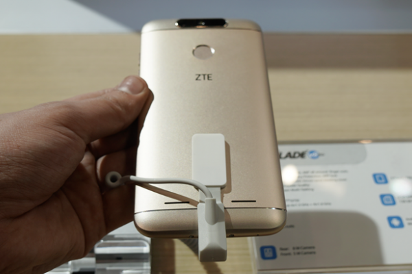 MWC 2017: ZTE Blade V8 Lite hands on - dotări midrange, preţ entry level (Video)
