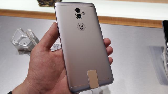 <b>MWC 2017: Gionee A1 Plus hands-on - selfie phone cu diagonală mare şi cameră duală principală (Video)</b>Dacă Gionee A1 e poziţionat că telefon axat pe selfie-uri şi cu o baterie destul de generoasă, modelul A1 Plus trece la următorul nivel, cel al diagonalelor mari. E un phablet metalic cu ecran de 6 inch şi cu baterie de 4550 mAh.