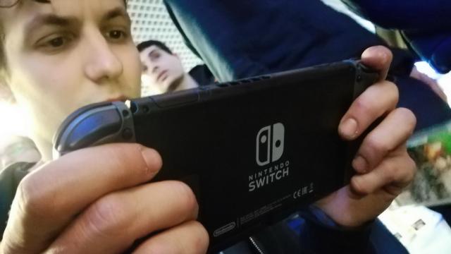 <b>Primele impresii despre consola Nintendo Switch şi potenţialul său de a înlocui tablete sau telefoane (Video)</b>Nintendo Switch, probabil cel mai aşteptat gaming device al anului a debutat pe 3 martie şi a primit şi un eveniment local. Consola a fost lansată la Media Galaxy Orhideea în Bucureşti şi am fost la lansare pentru a vedea la faţa locului dacă acest...