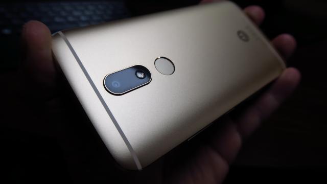 <b>Motorola Moto M Review</b>După ce am trecut în revistă modele de telefoane Motorola Moto G şi Moto Z, facem acum trecerea la o nouă serie, Moto M. Ea se potriveşte fix între Moto G şi Moto Z şi ne aduce un terminal poziţionat că rival pentru ASUS ZenFone 3, Huawei Nova Plus sau..