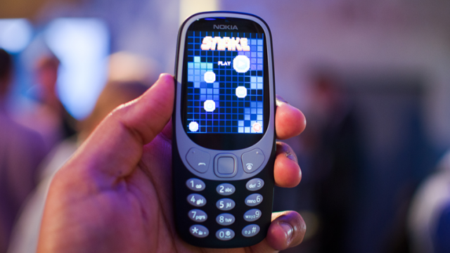 <b>Când se dezactivează rețelele 2G în România; Nokia 3310 (2017) bun de achiziție?</b>Pentru că lansarea lui Nokia 3310 (2017) a trezit mult entuziasm printre utilizatori, a apărut și întrebarea cu privire la cât mai au de gând operatori să țină în funcțiune rețelele 2G în România. Ei bine, noi am solicitat răspunsul la această întrebare