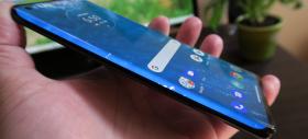 Motorola Edge+: Display OLED ultra curbat, luminos şi vivace