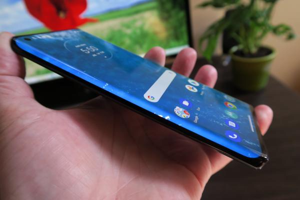Motorola Edge+: Display OLED ultra curbat, luminos şi vivace
