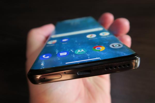 Motorola Edge+: Conectivitate care te face să îţi cumperi router WiFi 6