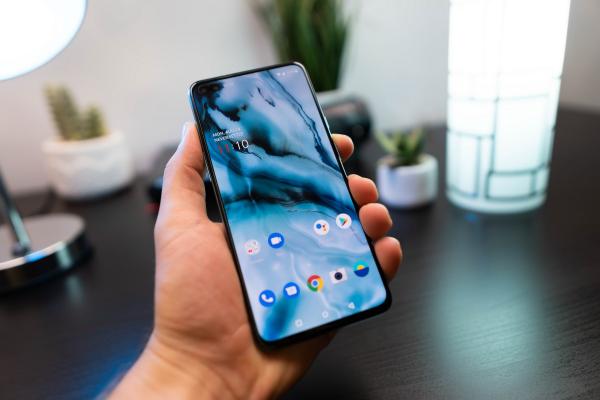 OnePlus Nord: Display de calitate marca Samsung, 90 Hz, HDR10+