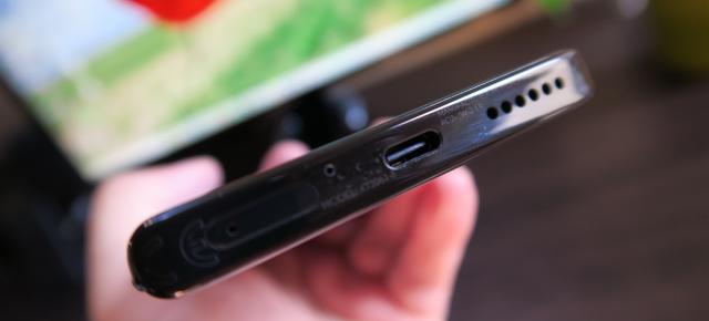Motorola Edge+: Baterie peste rivalii Oppo şi Huawei, lentă la încărcare