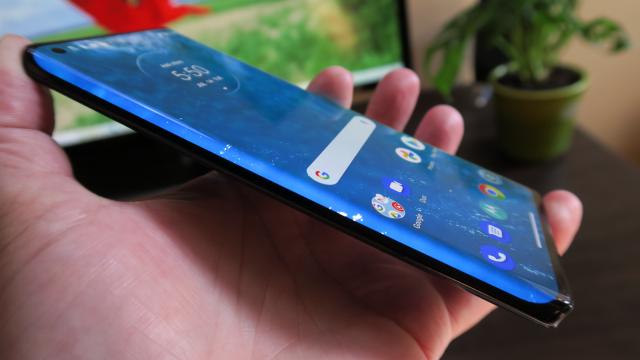 <b>Motorola Edge+: Display OLED ultra curbat, luminos şi vivace</b>Motorola Edge+ are în mare acelaşi ecran ca şi Motorola Edge, deci ştim cu ce avem de-a face aici. E un panou OLED foarte curbat pe margini, care atrage multe priviri când are activat acel wallpaper dinamic cu valurile mării. E vorba despre un ecran de 6.