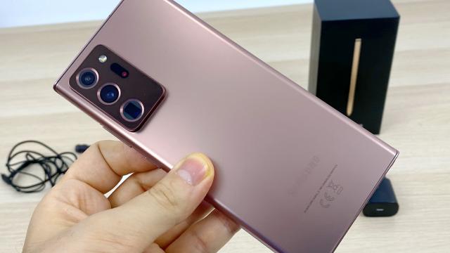 <b>Samsung Galaxy Note 20 Ultra 5G Unboxing: îl avem pe Mystic Bronze şi descoperim ce se află în cutie? (Video)</b>La nici o săptămână după marele eveniment Samsung Unpacked tocmai am scos din cutie flagship-ul de toamnă al celor sud-coreenilor, pe Samsung Galaxy Note 20 Ultra 5G. Îl avem pe nuanţa Mystic Bronze 