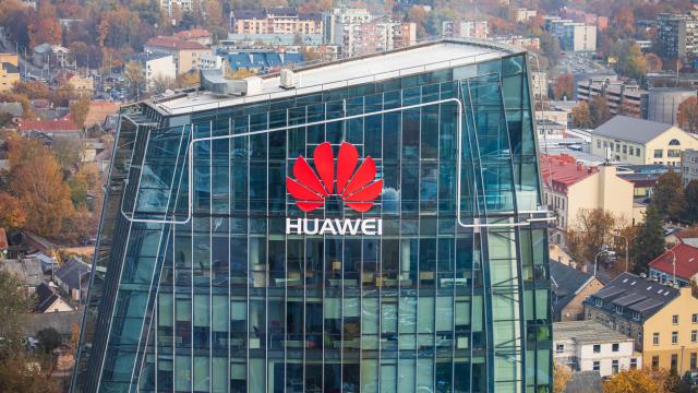 <b>Statele Unite interzic 38 de firme afiliate Huawei, pe care compania le putea folosi pentru achiziţii "prin proxy"</b>Dacă Pentagonul a părut deschis la o colaborare cu contractori ce folosesc echipamente Huawei, Guvernul SUA încearcă să închidă alte portiţe prin care firmele din China pot face business în State