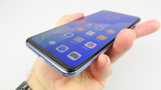 <b>Huawei P40 Lite 5G: Display IPS LCD în normele obişnuite</b>Huawei P40 Lite 5G aduce un mic upgrade faţă de Huawei P40 Lite, diagonala crescând cu 0.1 inch de la 6.4 inch la 6.5 inch. Panoul este la fel, un IPS LCD LTPS, dar cu rezoluţie un pic mai mare: 2400 x 1080 pixeli 