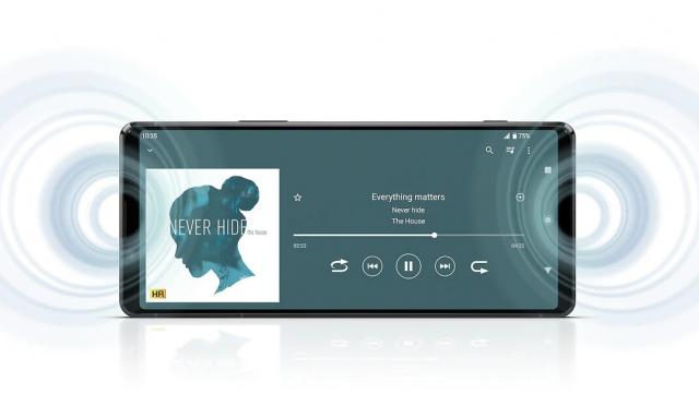 <b>Sony Xperia 1 II primește o variantă cu 12 GB RAM în Japonia, disponibilă pe nuanța Frosted Black</b>Pe neașteptate cei de la Sony au anunțat astăzi lansarea unei variante îmbunătățite Sony Xperia 1 II pe piața din Japonia, model care acum vine echipat cu 12 GB RAM la bord. Singura configurație disponibilă anterior 