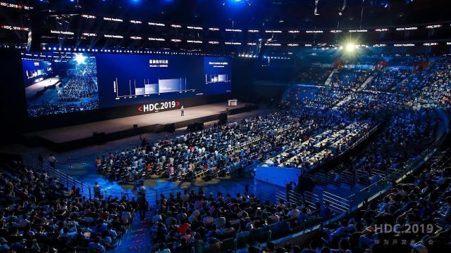 <b>1.6 milioane de dezvoltatori contribuie la dezvoltarea serviciilor/aplicaţiilor mobile Huawei; Ecosistemul software al companiei are 700 milioane de utilizatori</b>Huawei ne informează în această săptămână despre evoluţia Huawei Mobile Services Ecosystem, atât la nivel de parteneriat cu dezvoltatorii, cât şi de utilizatori. Aflăm că există 700 de milioane de utilizatori de dispozitive
