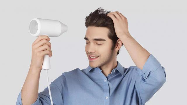 <b>Prezentare Xiaomi Mi Ionic Hair Dryer: Uscător de păr cu funcție de ionizare, putere de 1800W și preț accesibil</b>După cum bine știți, cei de la Xiaomi nu se axează doar pe producția de smartphone-uri - având în portofoliu tot soiul de dispozitive, de la televizoare, aparate de gătit orez, gadget-uri fitness, ba chiar și produse de îngrijire personală precum este caz