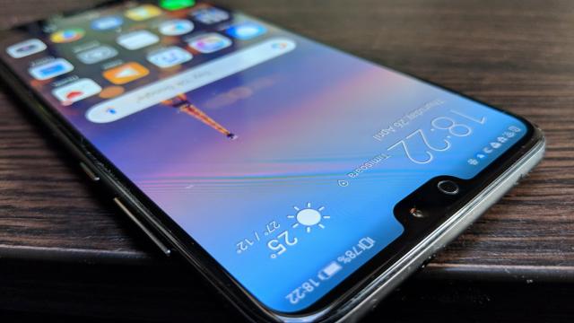 <b>Huawei P20 Pro: Hardware generos, în afară de GPU</b>Dacă o să vă uitaţi la Huawei P10 şi P9 o să vedeţi ceva compromisuri pe lista de dotări, dar Huawei P20 Pro le taie pe toate şi trece la nivelul următor. Gata cu bateriile neimpresionante sau doar bune, se trece la 4000 mAh ca şi ceilalţi chinezi..