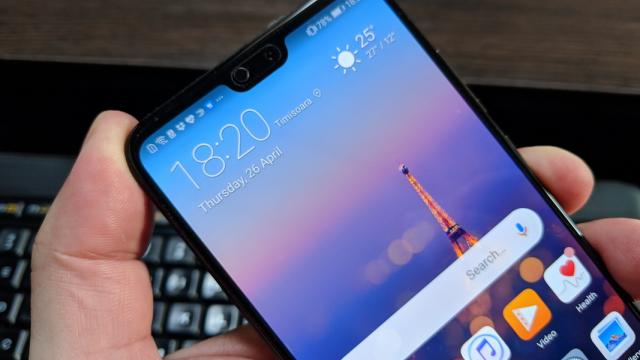 <b>Huawei P20 Pro: Display-ul mascul alpha printre Huawei-uri şi multe flagship-uri</b>Huawei P10 şi Huawei Mate 10 Pro nu au doborât recorduri la capitolul display, nici la imersivitate, nici la luminozitate, ba chiar Mate 10 Pro a fost dezamăgitor cu 382 LUX. Huawei P20 Pro are multe de recuperat şi veţi fi încântaţi să aflaţi că o face.