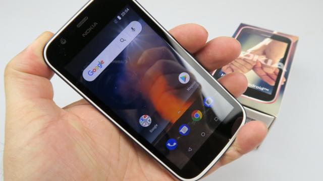 <b>Nokia 1 Unboxing: cel mai ieftin telefon cu Android Oreo e aici, într-o cutie micuţă (Video)</b>Nokia 1 a venit la teste la Mobilissimo.ro şi e deja gata de câteva premiere şi recorduri. Pentru început vine în cea mai mică cutie văzută de mine în ultimii ani şi e cel mai ieftin telefon cu Android Oreo pe care îl poţi cumpăra acum. A debutat la MWC..